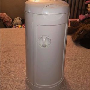 Munchkin diaper genies